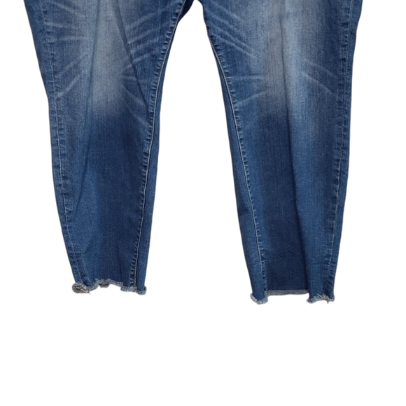 Torrid Cropped Boyfriend Jeans Size 26 Raw Cuff Mid Rise - Picture 3 of 16